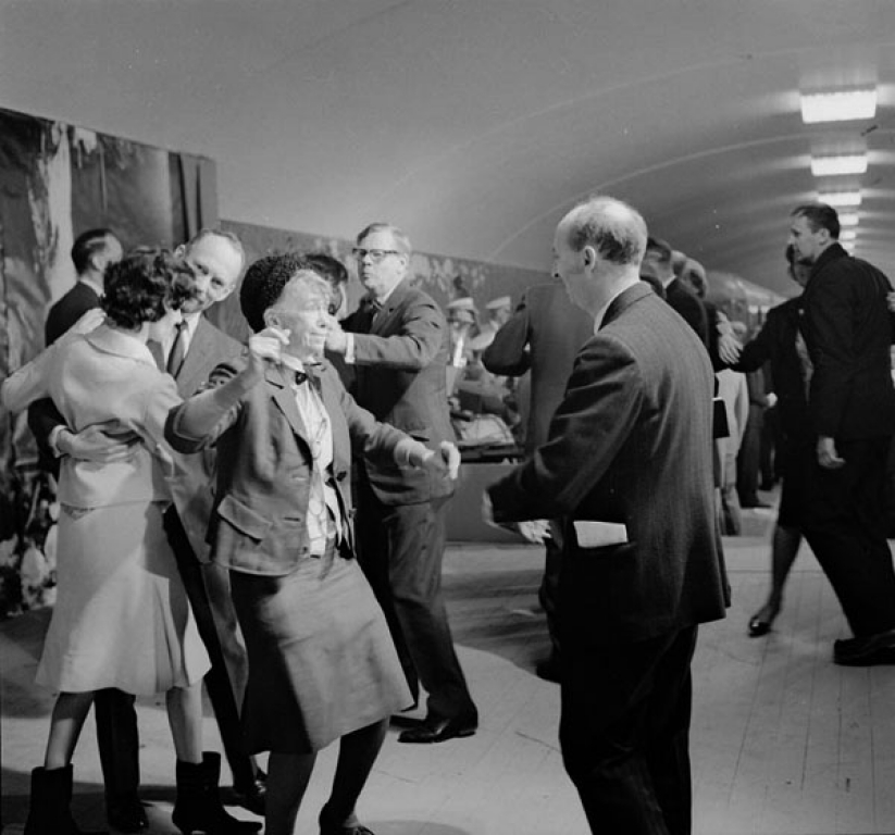 Konstvisning på röda linjen mot Ropsten, vardag (svenska)